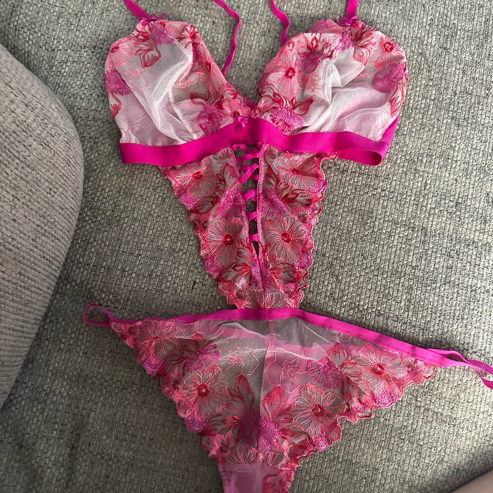 Elegant Pink Floral Lace Lingerie Set